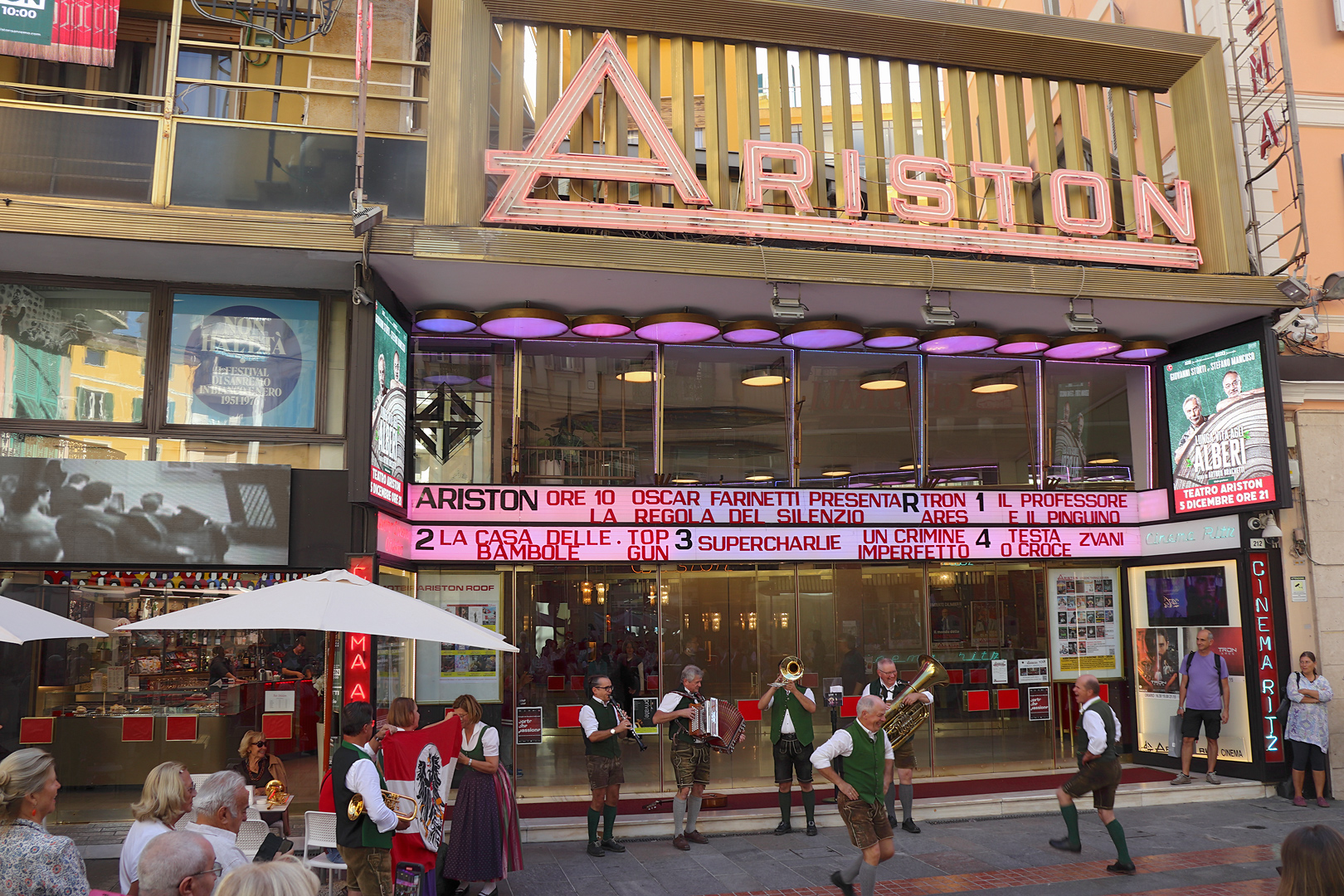 Хор 'София' пя на
Лазурния бряг